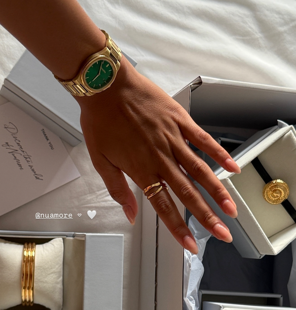 A touch of gold, a touch of grace, and a watch that completes every outfit. ✨